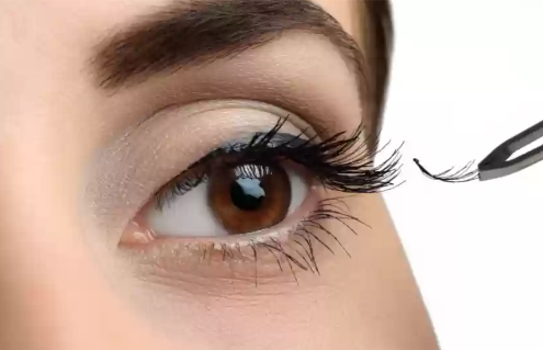 How Natural Eyelash Extensions Can Transform Your Appearance