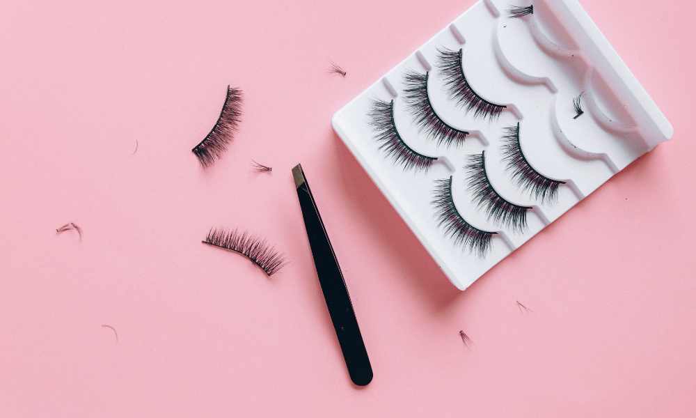 The Role of Professional Eyelash Brushes and Tweezers in Client Satisfaction